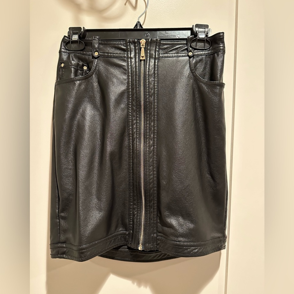 Guess Faux-Leather Zip-Front Mini Skirt (size 6, Jet Black)